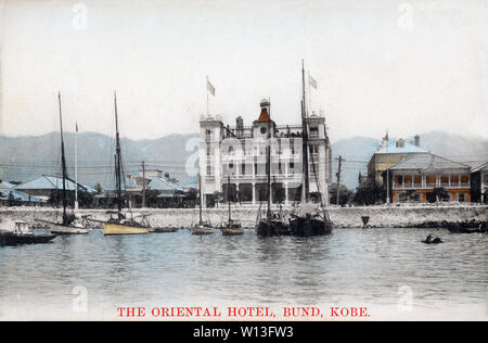 [ 1900 - Japon ] Oriental Hotel Kobe - Bateaux ancrés en face de l'hôtel Oriental sur Kaigandori Kobe à Kobe, Hyogo Prefecture. L'hôtel Oriental a été le visage de Kobe depuis plus de cent ans. Au moment où cette photo a été prise, il était connu comme l'un des meilleurs endroits pour rester au Japon, et plus encore, l'un des meilleurs endroits pour manger. Il a été fondé par le Français Louis Begeux en 1887 (numéro 20) sur Meiji 81 (Kyomachi). En 1907 (Meiji 40), le bâtiment s'installe à l'emplacement sur cette carte. 20e siècle vintage carte postale. Banque D'Images