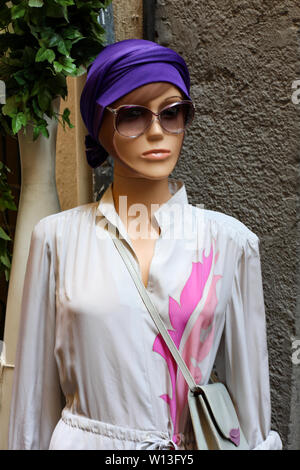 La mode française sur un mannequin à l'extérieur d'un magasin de vêtements dans la vieille ville (Old Town) à Nice, France Banque D'Images