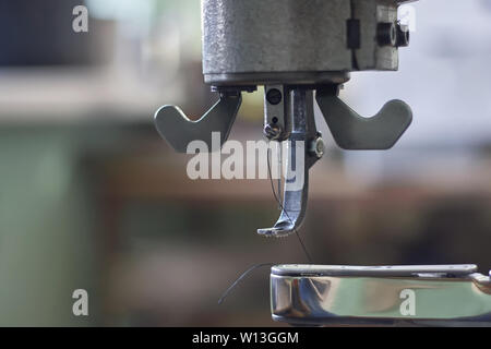 Cuir industriel machine à coudre dans l'atelier. Close-up détail Banque D'Images