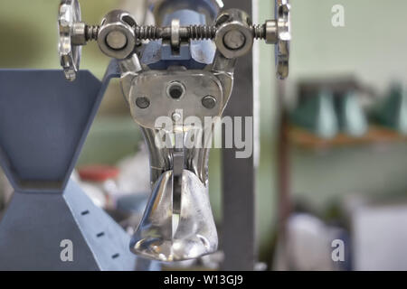 Machine pour chaussures loupe dans l'atelier du cuir Banque D'Images