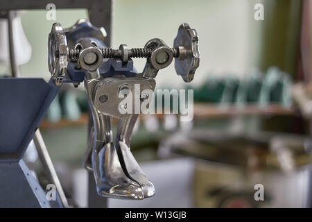 Machine pour chaussures loupe dans l'atelier du cuir Banque D'Images