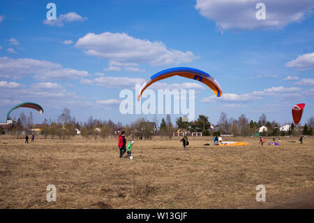 Avril 2019, vole en parapente dans le contexte de champs, de la terre. Vue de dessus. Parachute Banque D'Images