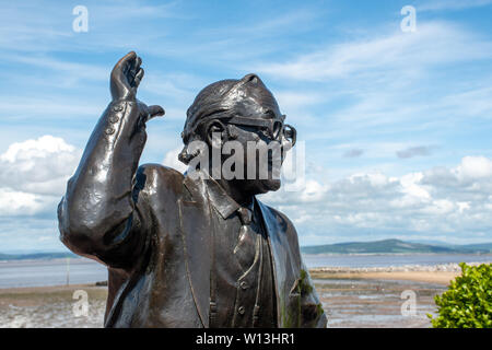 Morecambe Royaume-uni -9 juin 2019 : Détail d'une statue d'Eric Morecambe avec ciel bleu en arrière-plan Banque D'Images