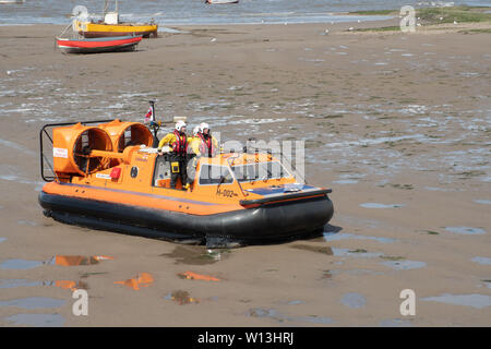 Morecambe Royaume-uni -9 juin 2019 : Sauvetage de l'équipage de l'aéroglisseur de la RNLI sur beach Banque D'Images