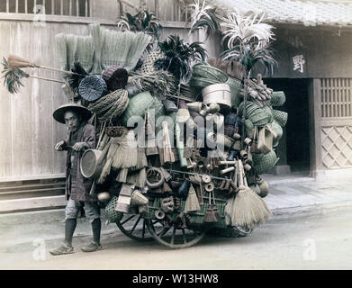 [ 1890 Japon - Japonais Panier & Broom Vendeur ] - un panier colporteur portant un chapeau de bambou, un manteau court, guêtres, chaussettes noirs et sandales waraji (paille). Parmi ses marchandises sont des paniers, des paniers de la grille de la caisse, nouilles-vidange des paniers, des paniers de bambou tressé, balais, plumeaux et de petits ustensiles faits de bambou. Les agriculteurs ont des paniers simples au cours de la saison morte, mais la plupart ont été faites par des artisans professionnels. Alors que certains magasins appartenant, beaucoup voyagé autour pour vendre leurs marchandises. 19e siècle vintage albumen photo. Banque D'Images