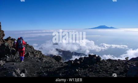 Parc National d'Arusha, Tanzanie - Kilimanjaro Province / 1. Janvier 2016 : escalade randonnée jusqu'au sommet du Mont Meru en Parc National d'Arusha en T Banque D'Images