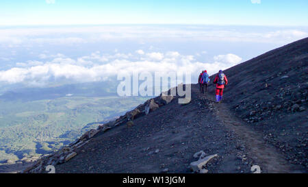 Parc National d'Arusha, Tanzanie - Kilimanjaro Province / 1. Janvier 2016 : escalade randonnée jusqu'au sommet du Mont Meru en Parc National d'Arusha en T Banque D'Images