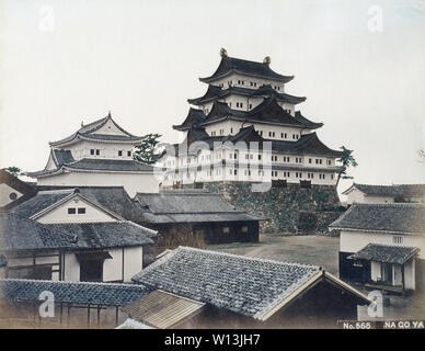 [ 1890 ] Le Japon - Nagoya Castle - le honmaru (boîtier principal) et la petite tour du Château de Nagoya à Nagoya, préfecture d'Aichi. Le château a été la base d'origine de l'Owari clan Tokugawa, qui dirigeait le Japon pendant la période Edo (1603-1868). Le château a été construit entre 1610 et 1619. Il a été détruit par un bombardement en 1945. En 1959, une réplique faite de béton a été construit. 19e siècle vintage albumen photo. Banque D'Images