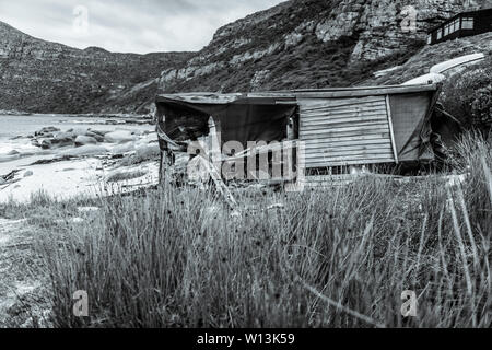 Une cabane de plage dans la baie de Smitswinkel utilisée pour stocker des équipements de loisirs de l'Afrique du Sud sur la côte de False Bay, près de la ville de Cape Town Banque D'Images