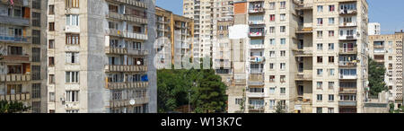 Banlieue de la capitale avec des immeubles à appartements de Tbilissi, Géorgie Banque D'Images