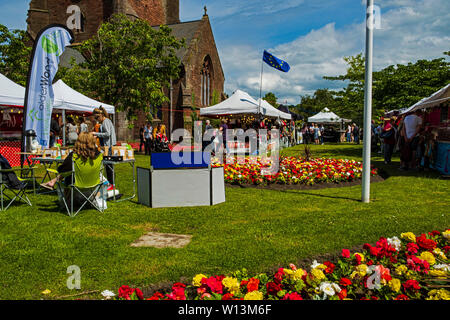 Marché continental dans l'enceinte de l'église St Nicholas Whitehaven West Cumbria england Banque D'Images