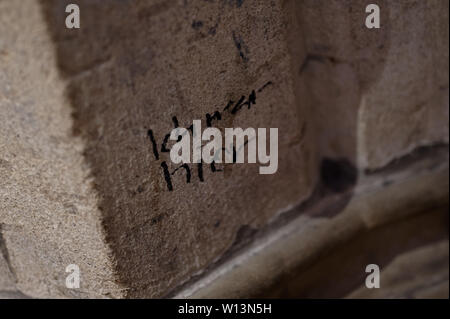 Cologne, Allemagne. 19 Juin, 2019. Messages écrits avec feutre par les visiteurs peut être vu dans l'escalier de la tour sud de la cathédrale. Vols, vandalisme, graffiti - cela peut également affecter les églises. Parfois, les dommages idéal est plus élevé que le préjudice matériel. L'Allemagne est plus grande cathédrale est particulièrement touché. (Dpa 'vandalisme dans les églises - 'qui déjà fait mal dans l'âme') Credit : Henning Kaiser/dpa/Alamy Live News Banque D'Images