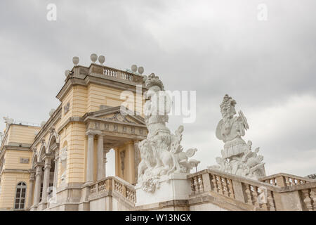 Vue sur chapelle du château de Schönbrunn en structure, Vienne, Autriche Banque D'Images