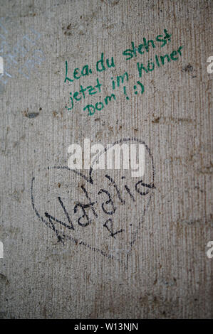 Cologne, Allemagne. 19 Juin, 2019. Messages écrits avec feutre par les visiteurs peut être vu dans l'escalier de la tour sud de la cathédrale. Vols, vandalisme, graffiti - cela peut également affecter les églises. Parfois, les dommages idéal est plus élevé que le préjudice matériel. L'Allemagne est plus grande cathédrale est particulièrement touché. (Dpa 'vandalisme dans les églises - 'qui déjà fait mal dans l'âme') Credit : Henning Kaiser/dpa/Alamy Live News Banque D'Images