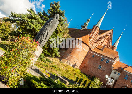 Statue de Nicolas Copernic en arrière-plan - la vieille cathédrale de Frombork, Pologne. Banque D'Images