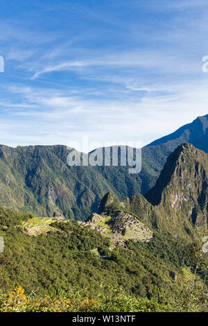 Vue sur le Machu Picchu à l'aube comme le soleil se lève pour frapper la cité inca perdue, Urubamba, région de Cuzco, Pérou, Amérique du Sud Banque D'Images