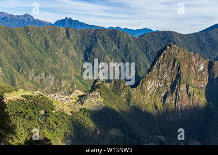 Vue sur le Machu Picchu à l'aube comme le soleil se lève pour frapper la cité inca perdue, Urubamba, région de Cuzco, Pérou, Amérique du Sud Banque D'Images