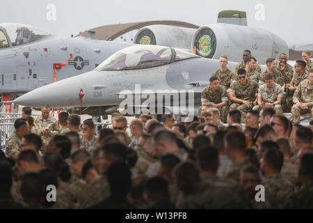 Osan, Seoul, Corée du Sud. 30 Juin, 2019. 30 juin 2019-Osan, en Corée du sud-d'une centaine de militaires américains se attendre que leur président Donald Trmp à base aérienne militaire de Osan, en Corée du Sud. Le président américain, Donald Trump, rencontrez le dirigeant nord-coréen Kim Jong Un DMZ à aujourd'hui, le temps de la Corée. Credit : Ryu Seung-Il/ZUMA/Alamy Fil Live News Banque D'Images