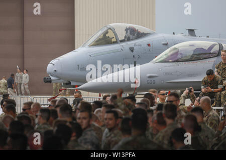 Osan, Seoul, Corée du Sud. 30 Juin, 2019. 30 juin 2019-Osan, en Corée du sud-d'une centaine de militaires américains se attendre que leur président Donald Trmp à base aérienne militaire de Osan, en Corée du Sud. Le président américain, Donald Trump, rencontrez le dirigeant nord-coréen Kim Jong Un DMZ à aujourd'hui, le temps de la Corée. Credit : Ryu Seung-Il/ZUMA/Alamy Fil Live News Banque D'Images