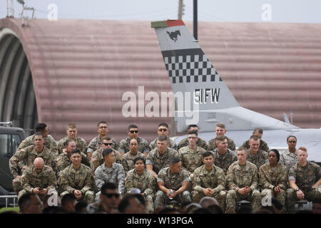 Osan, Seoul, Corée du Sud. 30 Juin, 2019. 30 juin 2019-Osan, en Corée du sud-d'une centaine de militaires américains se attendre que leur président Donald Trmp à base aérienne militaire de Osan, en Corée du Sud. Le président américain, Donald Trump, rencontrez le dirigeant nord-coréen Kim Jong Un DMZ à aujourd'hui, le temps de la Corée. Credit : Ryu Seung-Il/ZUMA/Alamy Fil Live News Banque D'Images