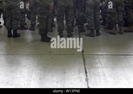 Osan, Seoul, Corée du Sud. 30 Juin, 2019. 30 juin 2019-Osan, en Corée du sud-d'une centaine de militaires américains se attendre que leur président Donald Trmp à base aérienne militaire de Osan, en Corée du Sud. Le président américain, Donald Trump, rencontrez le dirigeant nord-coréen Kim Jong Un DMZ à aujourd'hui, le temps de la Corée. Credit : Ryu Seung-Il/ZUMA/Alamy Fil Live News Banque D'Images