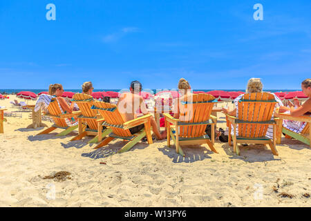 San Diego, California, United States - 1 août 2018 : les gens de mer le soleil sur des chaises à Coronado Beach le long d'Ocean Boulevard sur l'Océan Pacifique Banque D'Images