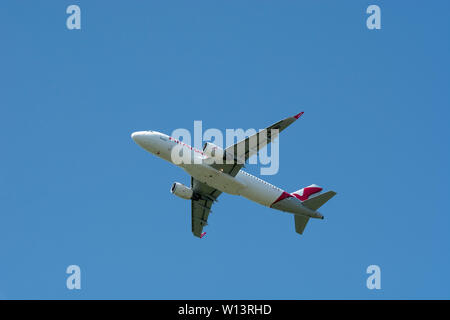 Air Arabia Maroc Airbus A320-214 qui décolle de l'aéroport de Birmingham, UK (CN-NMO) Banque D'Images