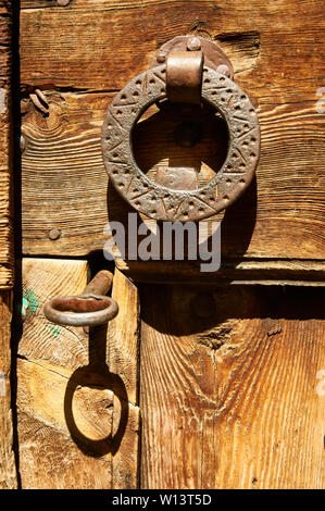 Rustique Antique metal la clé dans la serrure de métal et un vieux heurtoir de porte en bois dans la vallée de Gistaín (Chistau, Sobrarbe, Huesca, Aragon, Espagne) Banque D'Images