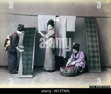 [ 1890 - Japon ] Kimono japonais femme lave - trois femmes en kimono traditionnel et casquettes font la lessive. La femme sur la droite est la lessive dans un seau en bois (oke), tandis qu'une femme sur la gauche se répand un kimono séparés sur une planche de bois. 19e siècle vintage albumen photo. Banque D'Images