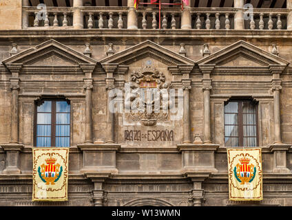 Armoiries de Alcaniz à Casa Consistorial, Hôtel de ville de style Renaissance, 16e siècle, la Plaza de Espana à Alcaniz, province de Teruel, Aragon, Espagne Banque D'Images