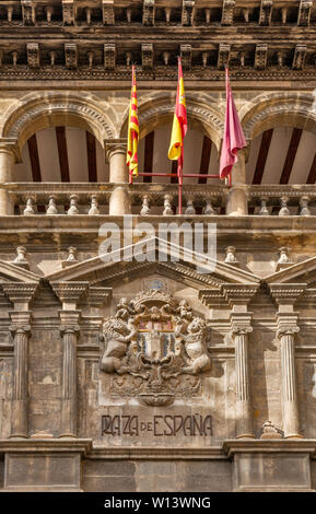 Armoiries de Alcaniz à Casa Consistorial, Hôtel de ville de style Renaissance, 16e siècle, la Plaza de Espana à Alcaniz, province de Teruel, Aragon, Espagne Banque D'Images