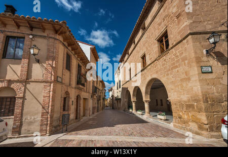 Calle Mayor, street dans le village de La Mata de los Olmos, province de Teruel, Aragon, Espagne Banque D'Images