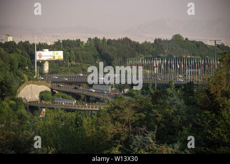 Téhéran, Iran. 29 Juin, 2019. Une vue de la capitale iranienne prises de pont Tabiat en Iran. Credit : Rouzbeh Fouladi/ZUMA/Alamy Fil Live News Banque D'Images