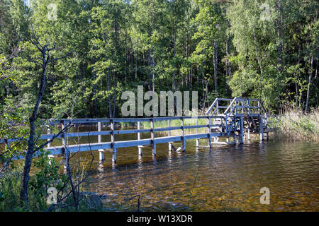 Vieux pont en bois étroit dans Malonsaari, Imatra en Finlande Banque D'Images