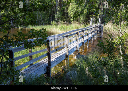 Vieux pont en bois étroit dans Malonsaari, Imatra en Finlande Banque D'Images