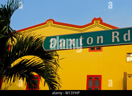 Singapour, Singapour - 07 septembre 2006 : une maison historique avec une façade jaune et rouge windows sur route duxton dans Tanjong Pagar Banque D'Images