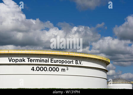 Port de Rotterdam, HOLLAND ZUID/Pays-Bas - 07 septembre 2018 : pétrole brut vopak / réservoirs de produits pétroliers dans europoort Banque D'Images