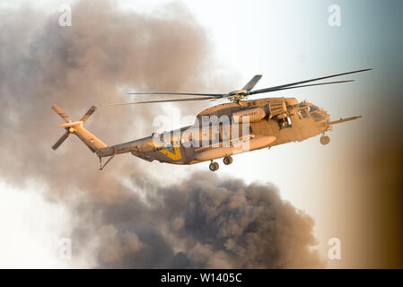 Hatzerim, Néguev, Israël. 27 Juin, 2019. CH-53 Sea Stallion effectue une démonstration de sauvetage à la prestigieuse IAF Flight Academy remise des diplômes à la base aérienne Hatzerim dans le Negev/Ben-Ezzer Crédit : Orit ZUMA Wire/Alamy Live News Banque D'Images