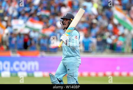 England's Jason Roy quitte le champ après avoir été pris par l'Inde Ravindra Jadeja, joué par Kuldeep Yadav, par lors de l'ICC Cricket World Cup phase groupe match à Edgbaston, Birmingham. Banque D'Images