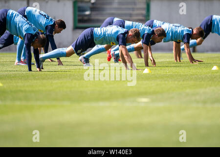 30 juin 2019, en Rhénanie du Nord-Westphalie, Mönchengladbach : Soccer : Bundesliga, kick-off formation Borussia Mönchengladbach. Les joueurs font exercices d'échauffement. Photo : Marius Becker/dpa Banque D'Images