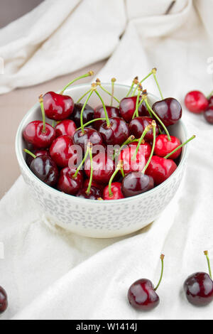 Bol de cerises biologiques fraîchement cueilli de l'arbre Banque D'Images