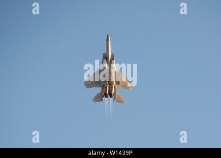 Hatzerim, Néguev, Israël. 27 Juin, 2019. Un F-15 Eagle Aviation Militaire d'Israël Fighterjet effectue une démonstration d'attaque à la prestigieuse IAF Flight Academy remise des diplômes à la base aérienne Hatzerim dans le Negev/Ben-Ezzer Crédit : Orit ZUMA Wire/Alamy Live News Banque D'Images