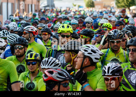 Extreme Bardenas 2019. 1500 personnes en vélo dans la région de désert de l'Europe. Du Parc Naturel de Bardenas Reales. Réserve de biosphère. Navarre. Espagne Banque D'Images