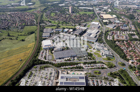 Vue aérienne de Millshaw Park Industrial Estate (juste au nord du centre commercial White Rose), Beeston, Leeds, West Yorkshire du Sud Banque D'Images
