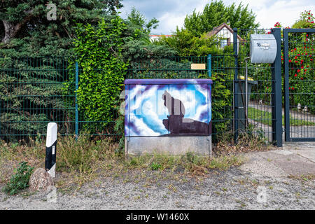 Dans Meteorstasse Utililty fort déguisée, Berlin. Peinture de silhouette de chat sur boîte de service dans les banlieues Banque D'Images