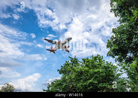 Avion Easyjet dans l'air. L'approche de l'avion de l'aéroport de Tegel et à venir à la terre, à Berlin Banque D'Images