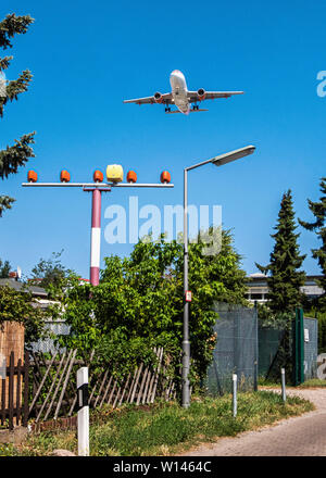 Easy jet avion avec vol de lumières dans jardin de banlieue. L'approche de l'avion de l'aéroport de Tegel et à venir à la terre, à Berlin Banque D'Images