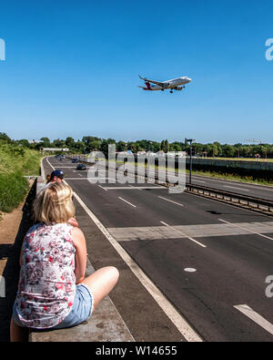 Avion en l'air. Plane-spotters watch Eurowings approche avion l'aéroport de Tegel et à venir à la terre, à Berlin Banque D'Images