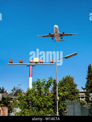 Easy jet avion avec vol de lumières dans jardin de banlieue. L'approche de l'avion de l'aéroport de Tegel et à venir à la terre, à Berlin Banque D'Images