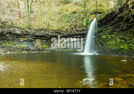 Gwladys Scwd Pyrddin sur la rivière dans la vallée de Neath, par temps clair, en novembre, dans le sud du Pays de Galles Banque D'Images